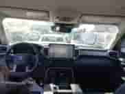 2024 Toyota Tundra Limited z VIN 5TFWA5DB9RX161273, wystawiony jako IAAI lot #41676655 z przebiegiem 10 371 mil mil oraz . Historia ofert i sprzedaży dostępna na DreamBid. Obrazek 22.