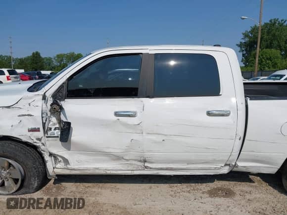 2019 Ram 1500 Big Horn z VIN 1C6RR7TT2KS588347, wystawiony jako IAAI lot #42388505 z przebiegiem 85 260 mil mil oraz . Historia ofert i sprzedaży dostępna na DreamBid. Obrazek 14.