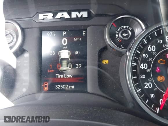 2023 Ram 1500 Big Horn z VIN 1C6RREFG9PN604147, wystawiony jako IAAI lot #42806895 z przebiegiem 32 502 mil mil oraz . Historia ofert i sprzedaży dostępna na DreamBid. Obrazek 15.