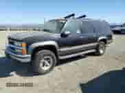 1999 Chevrolet Suburban z VIN 1GNGK26R5XJ513945, wystawiony jako Copart lot #73673314 z przebiegiem 198 656 mil mil oraz Czysty tytuł • Clean title. Historia ofert i sprzedaży dostępna na DreamBid. Obrazek 1.