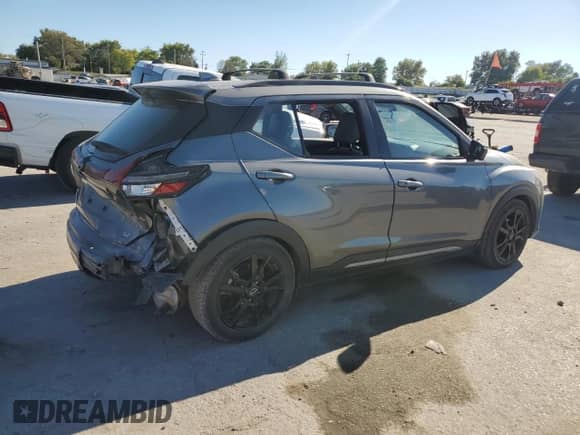 2023 Nissan Kicks SR z VIN 3N1CP5DV1PL484661, wystawiony jako Copart lot #86336405 z przebiegiem 63 244 mil mil oraz Czysty tytuł • Clean title. Historia ofert i sprzedaży dostępna na DreamBid. Obrazek 3.