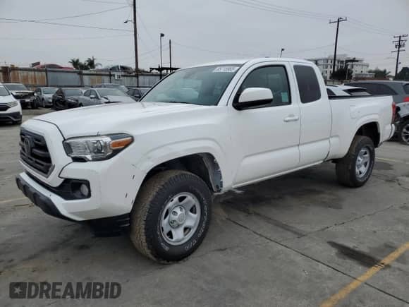 2023 Toyota Tacoma SR z VIN 3TYRZ5CN9PT026979, wystawiony jako Copart lot #85715965 z przebiegiem 70 943 mil mil oraz Szkoda całkowita • Salvage title. Historia ofert i sprzedaży dostępna na DreamBid. Obrazek 1.