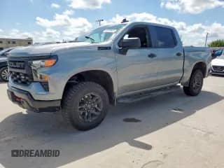 2024 Chevrolet Silverado 1500 Custom Trail Boss z VIN 3GCUDCE88RG346358, wystawiony jako Copart lot #62258825 z przebiegiem Nie podano mil oraz Szkoda całkowita • Salvage title. Historia ofert i sprzedaży dostępna na DreamBid. Obrazek 1.