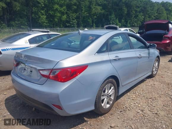 2014 Hyundai Sonata GLS z VIN 5NPEB4AC0EH823943, wystawiony jako IAAI lot #42601503 z przebiegiem 46 940 mil mil oraz . Historia ofert i sprzedaży dostępna na DreamBid. Obrazek 4.