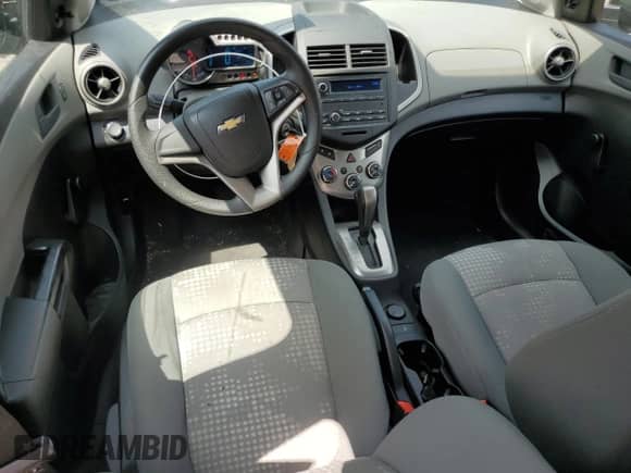 2015 Chevrolet Sonic LS z VIN 1G1JA6SH5F4139882, wystawiony jako Copart lot #67985525 z przebiegiem 49 020 mil mil oraz Szkoda całkowita • Salvage title. Historia ofert i sprzedaży dostępna na DreamBid. Obrazek 8.