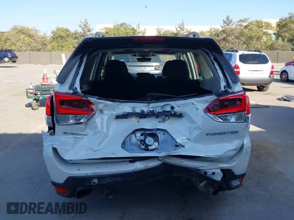 2023 Subaru Forester Premium z VIN JF2SKAEC9PH496702, wystawiony jako IAAI lot #43384361 z przebiegiem 12 410 mil mil oraz . Historia ofert i sprzedaży dostępna na DreamBid. Obrazek 6.