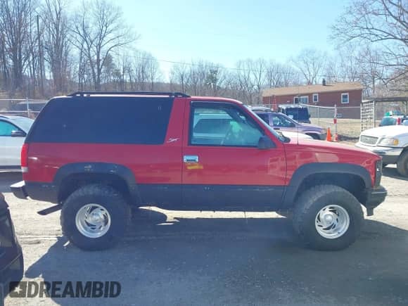 1999 Chevrolet Tahoe z VIN 3GNEK18R7XG189820, wystawiony jako IAAI lot #41631906 z przebiegiem 212 720 mil mil oraz . Historia ofert i sprzedaży dostępna na DreamBid. Obrazek 14.