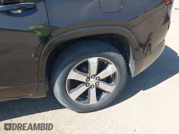 2019 Chevrolet Traverse LT z VIN 1GNERHKW0KJ115178, wystawiony jako IAAI lot #43457510 z przebiegiem 127 984 mil mil oraz . Historia ofert i sprzedaży dostępna na DreamBid. Obrazek 20.