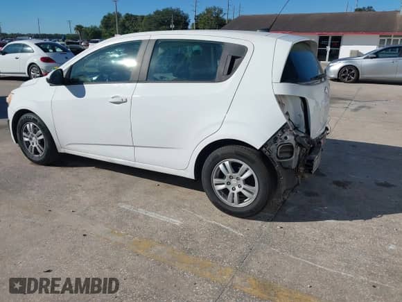 2012 Chevrolet Sonic LS z VIN 1G1JA6SH8C4193124, wystawiony jako IAAI lot #40961827 z przebiegiem 123 990 mil mil oraz . Historia ofert i sprzedaży dostępna na DreamBid. Obrazek 3.
