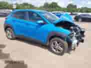 2020 Hyundai Kona SE z VIN KM8K12AA2LU471679, wystawiony jako IAAI lot #42974204 z przebiegiem 97 747 mil mil oraz . Historia ofert i sprzedaży dostępna na DreamBid. Obrazek 1.