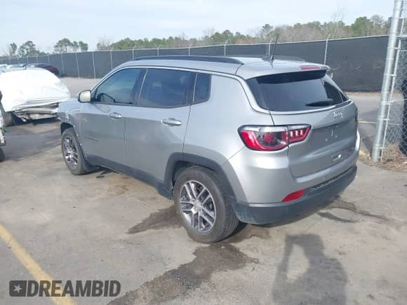 2020 Jeep Compass Latitude z VIN 3C4NJCBB3LT257860, wystawiony jako IAAI lot #41601408 z przebiegiem 72 364 mil mil oraz . Historia ofert i sprzedaży dostępna na DreamBid. Obrazek 3.