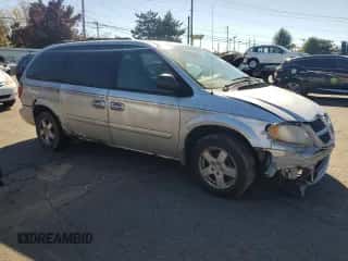 2005 Dodge Caravan SXT z VIN 2D4GP44L35R171752, wystawiony jako Copart lot #87091335 z przebiegiem 205 386 mil mil oraz Szkoda całkowita • Salvage title. Historia ofert i sprzedaży dostępna na DreamBid. Obrazek 4.