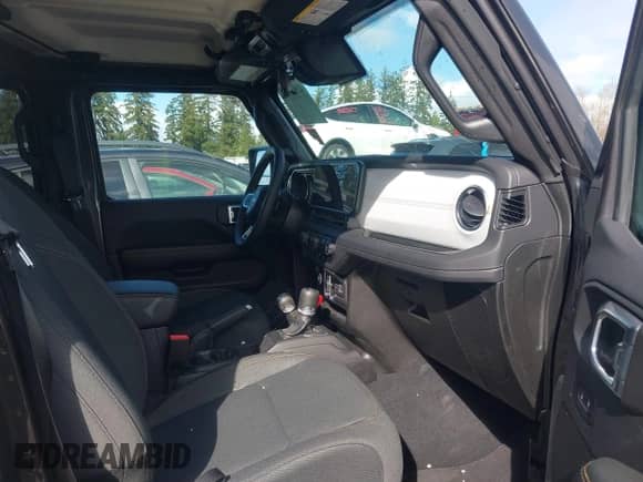 2025 Jeep Wrangler Sahara с VIN 1C4PJXENXSW527925, выставлен на аукционе IAAI как лот 41818650 с пробегом 5 478 миль миль и . История ставок и продаж доступна на DreamBid. Изображение 5.