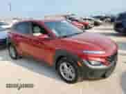 2022 Hyundai Kona SE z VIN KM8K22AB6NU765739, wystawiony jako Copart lot #69652685 z przebiegiem 37 937 mil mil oraz Czysty tytuł • Clean title. Historia ofert i sprzedaży dostępna na DreamBid. Obrazek 4.