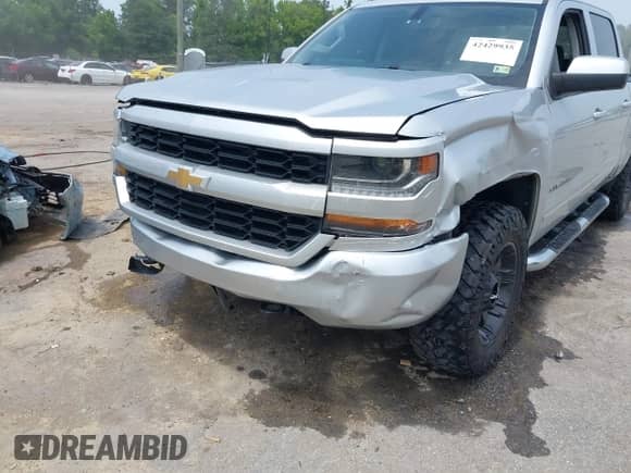 2018 Chevrolet Silverado 1500 LT z VIN 3GCUKREC5JG277050, wystawiony jako IAAI lot #42429935 z przebiegiem 151 652 mil mil oraz . Historia ofert i sprzedaży dostępna na DreamBid. Obrazek 6.