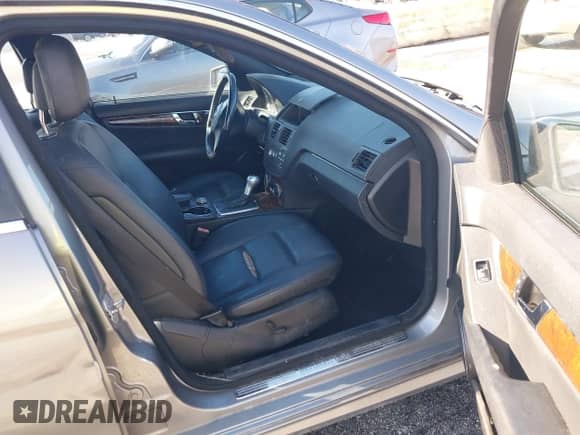 2010 Mercedes-Benz C 300 Sport z VIN WDDGF8BB6AR127526, wystawiony jako IAAI lot #43381304 z przebiegiem 172 792 mil mil oraz . Historia ofert i sprzedaży dostępna na DreamBid. Obrazek 5.