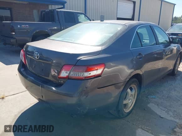 2011 Toyota Camry LE z VIN 4T4BF3EKXBR215157, wystawiony jako IAAI lot #43402109 z przebiegiem 216 833 mil mil oraz . Historia ofert i sprzedaży dostępna na DreamBid. Obrazek 4.