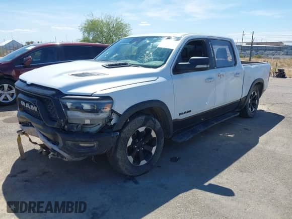 2022 Ram 1500 Rebel z VIN 1C6SRFLT4NN357352, wystawiony jako IAAI lot #41881613 z przebiegiem 31 285 mil mil oraz . Historia ofert i sprzedaży dostępna na DreamBid. Obrazek 2.