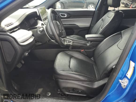 2023 Jeep Compass Latitude Lux z VIN 3C4NJDFN7PT546210, wystawiony jako Copart lot #68833065 z przebiegiem 12 701 mil mil oraz Szkoda całkowita • Salvage title. Historia ofert i sprzedaży dostępna na DreamBid. Obrazek 7.