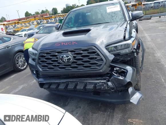2023 Toyota Tacoma SR z VIN 3TMCZ5AN3PM613358, wystawiony jako IAAI lot #43211852 z przebiegiem 25 287 mil mil oraz . Historia ofert i sprzedaży dostępna na DreamBid. Obrazek 6.