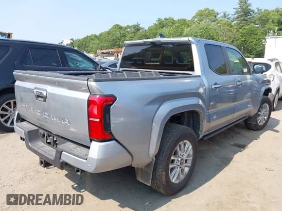 2025 Toyota Tacoma SR z VIN 3TMLB5JN7SM110641, wystawiony jako IAAI lot #42483185 z przebiegiem 1 040 mil mil oraz . Historia ofert i sprzedaży dostępna na DreamBid. Obrazek 4.