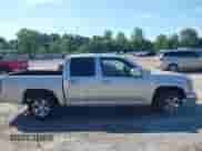 2010 Chevrolet Colorado 1LT z VIN 1GCDSCDE7A8140360, wystawiony jako IAAI lot #42660572 z przebiegiem 147 641 mil mil oraz . Historia ofert i sprzedaży dostępna na DreamBid. Obrazek 13.