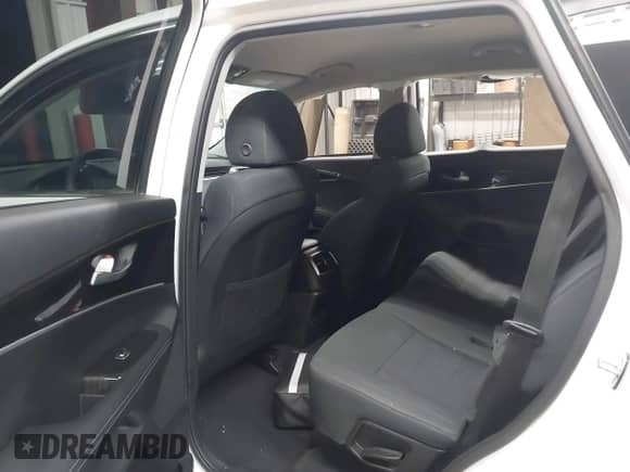 2019 Kia Sorento L with VIN 5XYPG4A34KG503490, listed as a IAAI auction lot 43218576 with 124,289 mi miles and . Bid and sale history available at DreamBid. Image 8.