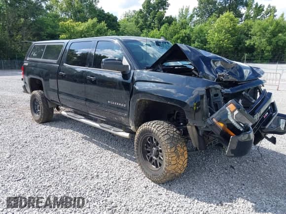 2017 Chevrolet Silverado 1500 LT z VIN 1GCUKREC4HF220804, wystawiony jako IAAI lot #42492562 z przebiegiem 111 000 mil mil oraz . Historia ofert i sprzedaży dostępna na DreamBid. Obrazek 1.