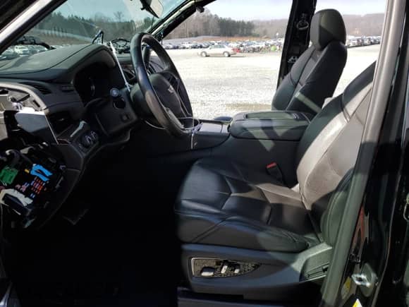 2020 Cadillac Escalade ESV Premium Luxury с VIN 1GYS4JKJ8LR230310, выставлен на аукционе Copart как лот 43597755 с пробегом 56 803 миль миль и Списание • Salvage title. История ставок и продаж доступна на DreamBid. Изображение 7.