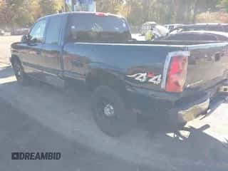 2005 Chevrolet Silverado 1500 Z71 z VIN 2GCEK19B351262133, wystawiony jako IAAI lot #43432118 z przebiegiem 230 476 mil mil oraz . Historia ofert i sprzedaży dostępna na DreamBid. Obrazek 3.