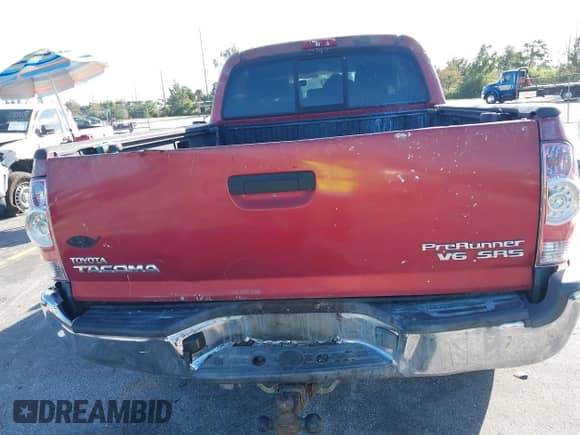 2007 Toyota Tacoma PreRunner z VIN 5TEKU72NX7Z376472, wystawiony jako IAAI lot #43534946 z przebiegiem 313 576 mil mil oraz . Historia ofert i sprzedaży dostępna na DreamBid. Obrazek 18.