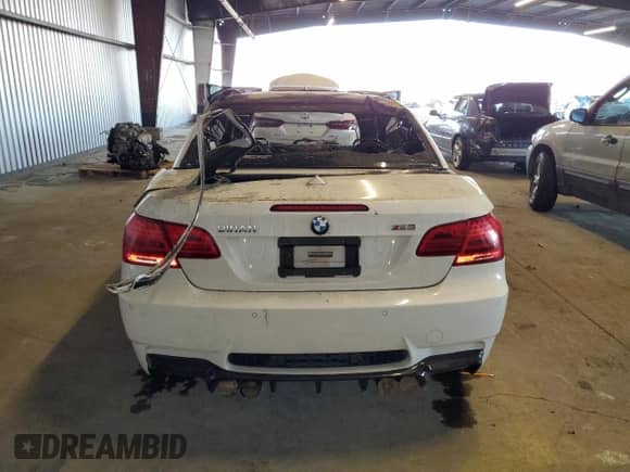 2011 BMW M3 z VIN WBSDX9C50BE399046, wystawiony jako Copart lot #83610864 z przebiegiem Nie podano mil oraz Nie do naprawy • Non repairable. Historia ofert i sprzedaży dostępna na DreamBid. Obrazek 6.