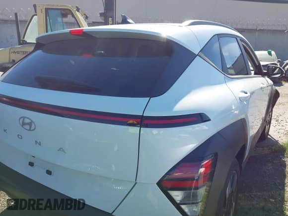 2024 Hyundai Kona SEL z VIN KM8HB3ABXRU095845, wystawiony jako IAAI lot #43248532 z przebiegiem 14 788 mil mil oraz . Historia ofert i sprzedaży dostępna na DreamBid. Obrazek 4.