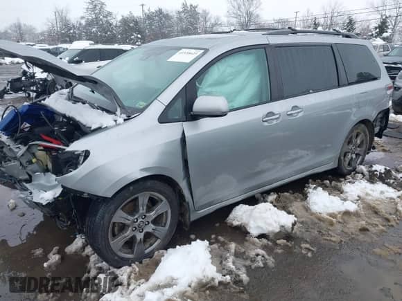 2020 Toyota Sienna SE z VIN 5TDXZ3DCXLS050058, wystawiony jako IAAI lot #41538623 z przebiegiem 120 245 mil mil oraz . Historia ofert i sprzedaży dostępna na DreamBid. Obrazek 2.