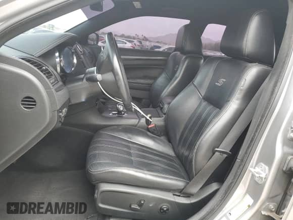 2013 Chrysler 300 S z VIN 2C3CCABG6DH576802, wystawiony jako Copart lot #81459575 z przebiegiem 139 905 mil mil oraz Szkoda całkowita • Salvage title. Historia ofert i sprzedaży dostępna na DreamBid. Obrazek 7.
