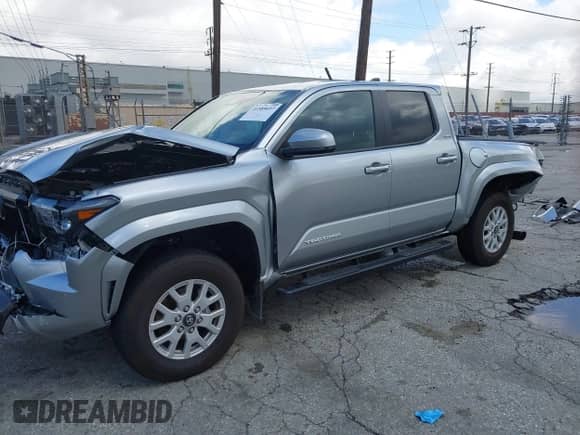 2024 Toyota Tacoma SR5 с VIN 3TMLB5JN6RM032170, выставлен на аукционе IAAI как лот 41589697 с пробегом 2 688 миль миль и . История ставок и продаж доступна на DreamBid. Изображение 2.