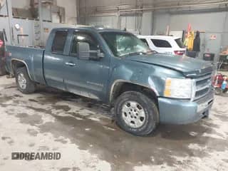 2010 Chevrolet Silverado 1500 LT z VIN 1GCSKSE35AZ158705, wystawiony jako IAAI lot #43427396 z przebiegiem 208 277 mil mil oraz . Historia ofert i sprzedaży dostępna na DreamBid. Obrazek 1.