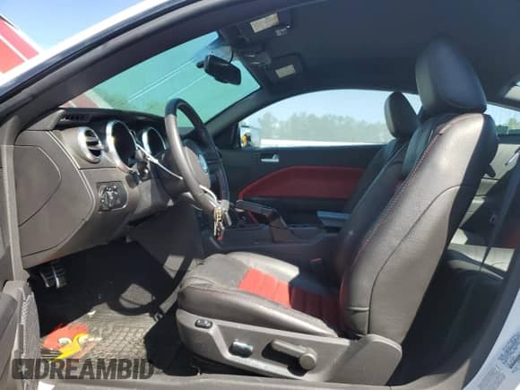 2009 Ford Mustang Shelby GT500 z VIN 1ZVHT88SX95132470, wystawiony jako Copart lot #73875834 z przebiegiem Nie podano mil oraz Szkoda całkowita • Salvage title. Historia ofert i sprzedaży dostępna na DreamBid. Obrazek 7.