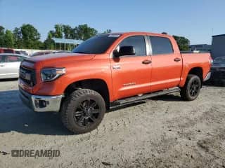 2017 Toyota Tundra SR5 z VIN 5TFDW5F15HX635361, wystawiony jako Copart lot #62528975 z przebiegiem 127 767 mil mil oraz Szkoda całkowita • Salvage title. Historia ofert i sprzedaży dostępna na DreamBid. Obrazek 1.