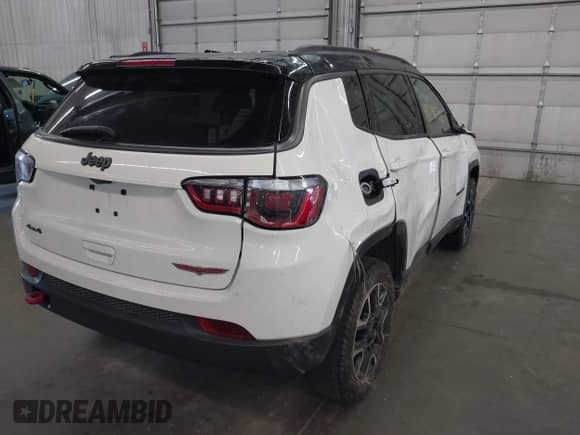 2019 Jeep Compass Trailhawk z VIN 3C4NJDDB5KT813801, wystawiony jako IAAI lot #43041716 z przebiegiem 84 418 mil mil oraz . Historia ofert i sprzedaży dostępna na DreamBid. Obrazek 4.