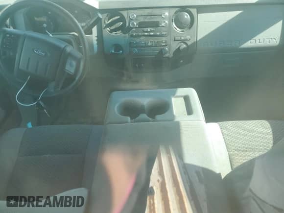 2015 Ford F-250 XL z VIN 1FTBF2B64FEA56300, wystawiony jako Copart lot #68906685 z przebiegiem 277 739 mil mil oraz Czysty tytuł • Clean title. Historia ofert i sprzedaży dostępna na DreamBid. Obrazek 8.