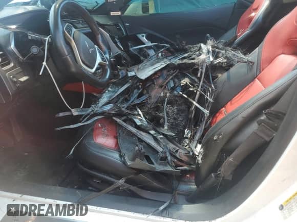 2017 Chevrolet Corvette 2LT с VIN 1G1YD2D7XH5105937, выставлен на аукционе Copart как лот 61650565 с пробегом Не указан миль и На запчасти • Non repairable. История ставок и продаж доступна на DreamBid. Изображение 7.