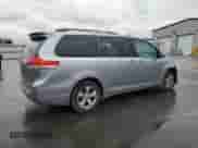 2013 Toyota Sienna LE AAS с VIN 5TDKK3DC1DS389260, выставлен на аукционе Copart как лот 84807565 с пробегом 238 792 миль миль и Списание • Salvage title. История ставок и продаж доступна на DreamBid. Изображение 3.