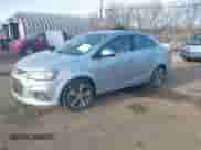 2018 Chevrolet Sonic Premier z VIN 1G1JF5SB0J4132905, wystawiony jako IAAI lot #41507656 z przebiegiem 139 156 mil mil oraz . Historia ofert i sprzedaży dostępna na DreamBid. Obrazek 2.