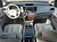 2012 Toyota Sienna XLE z VIN 5TDDK3DC0CS037018, wystawiony jako Copart lot #71702205 z przebiegiem 174 540 mil mil oraz Szkoda całkowita • Salvage title. Historia ofert i sprzedaży dostępna na DreamBid. Obrazek 8.
