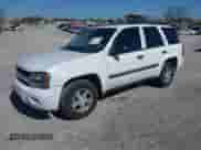 2005 Chevrolet TrailBlazer LS z VIN 1GNDT13S052338464, wystawiony jako IAAI lot #41823564 z przebiegiem 245 857 mil mil oraz . Historia ofert i sprzedaży dostępna na DreamBid. Obrazek 2.