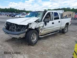 2003 Chevrolet Silverado 1500HD LS z VIN 1GCGK13U23F157723, wystawiony jako IAAI lot #42259172 z przebiegiem 220 960 mil mil oraz . Historia ofert i sprzedaży dostępna na DreamBid. Obrazek 2.