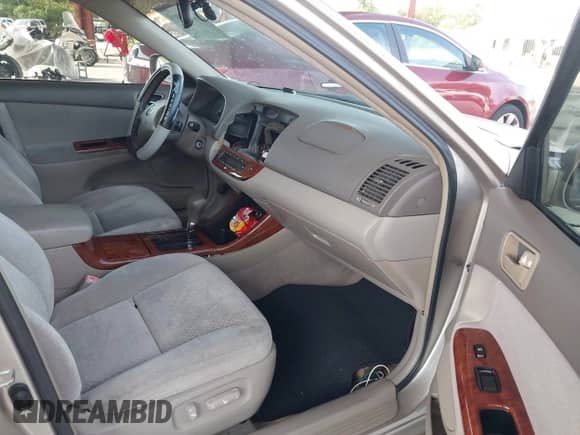 2004 Toyota Camry LE z VIN 4T1BE32K34U291565, wystawiony jako IAAI lot #42818319 z przebiegiem 59 993 mil mil oraz . Historia ofert i sprzedaży dostępna na DreamBid. Obrazek 5.