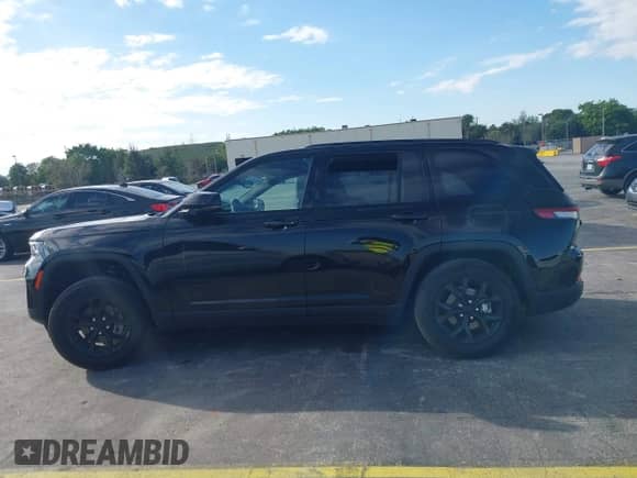 2024 Jeep Grand Cherokee Altitude with VIN 1C4RJHAG1R8506966, listed as a IAAI auction lot 41677936 with 29,764 mi miles and . Bid and sale history available at DreamBid. Image 14.