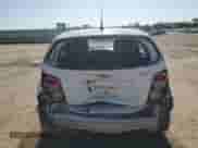 2013 Chevrolet Sonic LS z VIN 1G1JA6SH1D4196903, wystawiony jako Copart lot #56144325 z przebiegiem 153 733 mil mil oraz Szkoda całkowita • Salvage title. Historia ofert i sprzedaży dostępna na DreamBid. Obrazek 6.